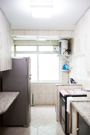 Fridge, microwave, oven, stovetop - Apartment Caraguatatuba Condominium Guararema   (Sumaré)