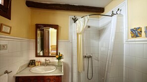 Bañera, artículos de higiene personal gratuitos, secador de pelo y bidé