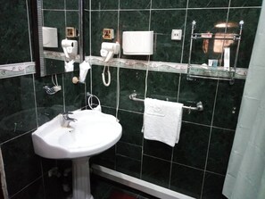Đồ dùng nhà tắm miễn phí, máy sấy tóc, khăn tắm, xà phòng