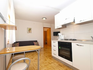 Fridge, oven, stovetop, coffee/tea maker