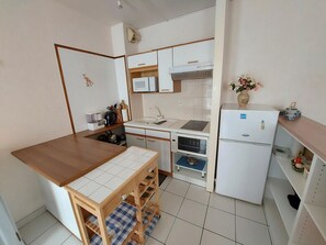 Réfrigérateur, four à micro-ondes, un four, surface de cuisson