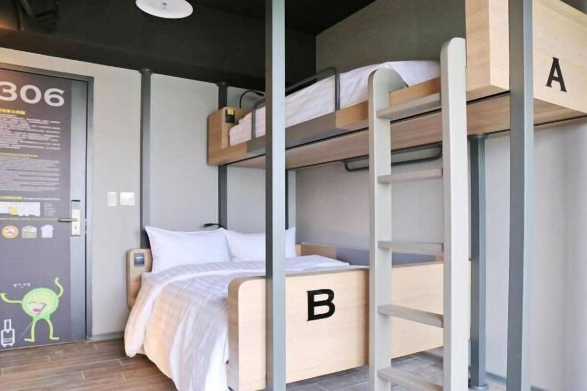 Une chambre avec deux lits superposés, l’un étant identifié par la lettre « A » et l’autre par la lettre « B ».