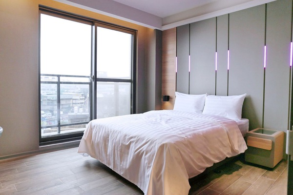 Blackout drapes, soundproofing, free WiFi, bed sheets