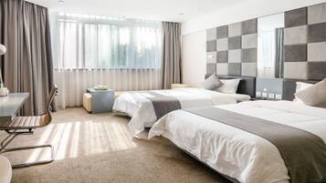 Escritorio, cortinas blackout y tabla de planchar con plancha