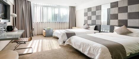 Escritorio, cortinas blackout y tabla de planchar con plancha