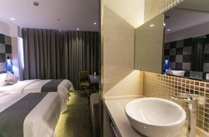 A hotel room with two beds, a bathroom with a large mirror, and a checkered wall pattern. - Zsmart Hotel Suzhou (Suzhou)