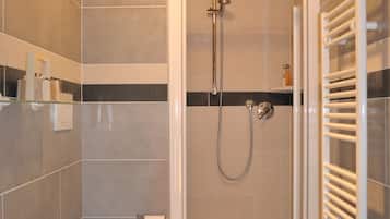 Douche, sèche-cheveux, bidet, serviettes fournies