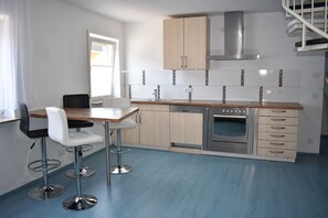 Køleskab/fryser i fuld størrelse, mikrobølgeovn, ovn, kogeplade
