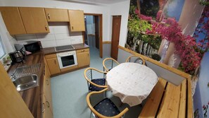 Apartemen (GA2-Zwei-Zimme-Ap) | Dapur pribadi | Lemari es besar, microwave, oven, dan kompor