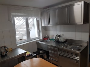 Dreibettzimmer (G3-Dreibettzimmer) | Eigene Küche | Großer Kühlschrank, Mikrowelle, Ofen, Herdplatte