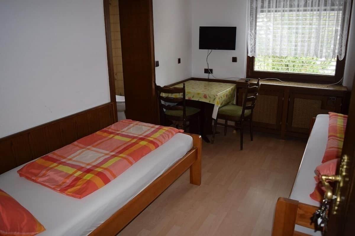 Habitación con 2 camas individuales (O2-Zweibettzimmer) | Wifi gratis y ropa de cama