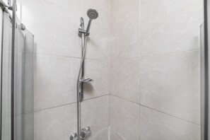 Apartment | Bathroom | Shower, slippers, towels, soap - LeonRooms Pushkinskaya 34 (Odesa)