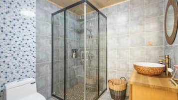 Quarto casal econômico | Banheiro | Chuveiro, produtos de toalete grátis, secador de cabelo, chinelos