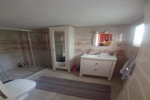 Villa | Bathroom | Shower, towels