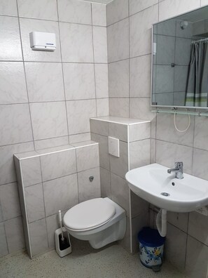 Appartement, 2 chambres, non-fumeurs, terrasse | Salle de bain | Douche, serviettes fournies