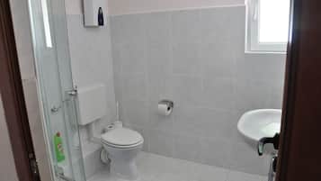 Basic-Apartment, 2 Schlafzimmer, Nichtraucher, Terrasse | Badezimmer | Dusche, Handtücher