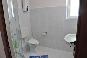 Basic Apartment, 2 Bedrooms, Non Smoking, Terrace | Bathroom