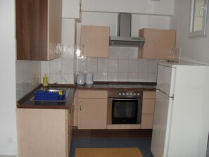 ベーシック アパートメント 2 ベッドルーム 禁煙 テラス | 専用キッチン | 大型冷蔵庫、オーブン、コンロ、調理器具と食器