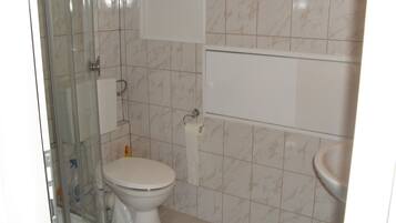 Apartemen Basic, 2 kamar tidur, Bebas Asap Rokok, teras | Kamar mandi | Shower dan handuk