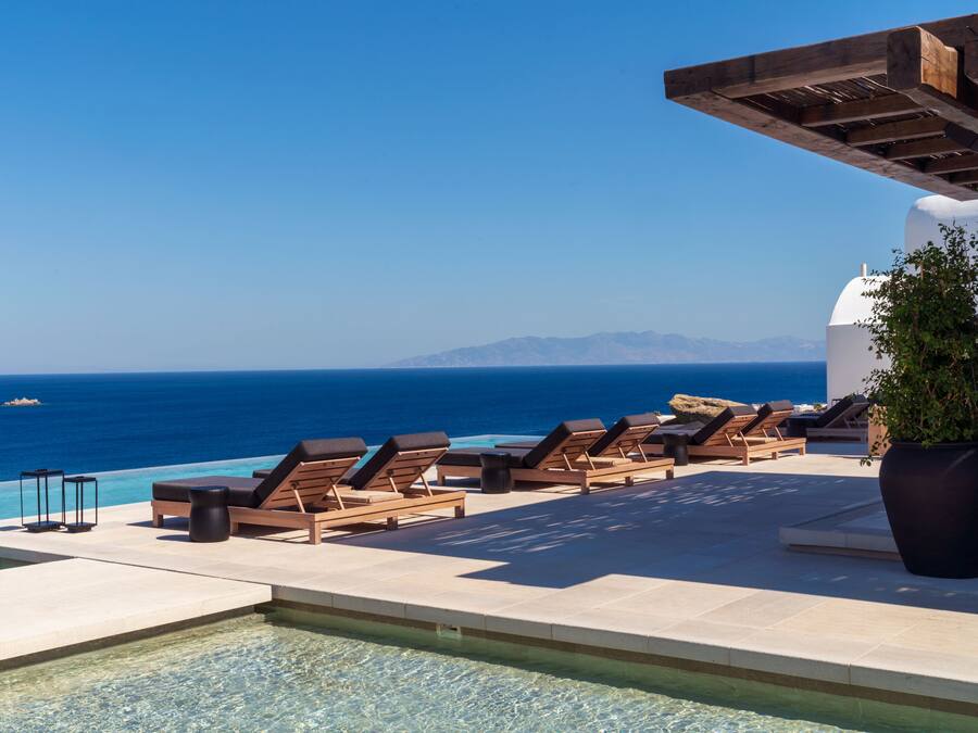 Seasonal outdoor pool, pool umbrellas, sun loungers