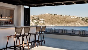 Bar ved bassenget
