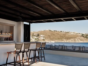 Bar en bord de piscine