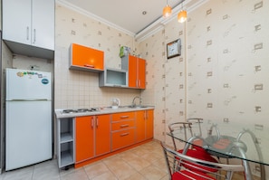 Departamento, 2 habitaciones | Cocina privada | Refrigerador, microondas, horno y parrilla de estufa 