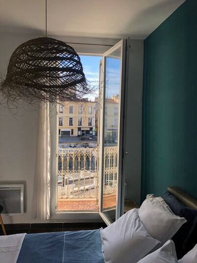 Superb apartment on quay in the heart of town