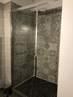 Dusche, Haartrockner, Handtücher, Toilettenpapier