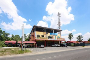 Exterior - SPOT ON 89857 Azra Inn Rumah Tumpangan (Kota Bharu)