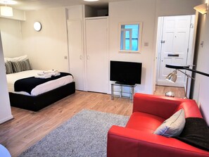 Studiolejlighed | Opholdsområde | 32-tommers LCD-tv med digitale kanaler, tv, Netflix
