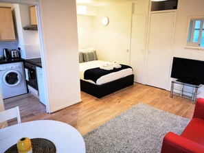 Estudio | Área de sala de estar | Televisión LCD de 32 pulgadas con canales digitales y televisión 