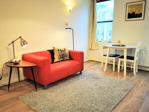 Estudio | Zona de estar | Televisión LCD de 32 pulgadas con canales digitales, una televisión