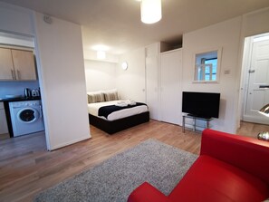 Estudio | Zona de estar | Televisión LCD de 32 pulgadas con canales digitales, una televisión