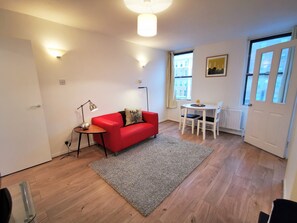 Estudio | Área de sala de estar | Televisión LCD de 32 pulgadas con canales digitales y televisión 