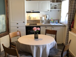 Romantic Cottage | Private kitchen | Cookware/dishes/utensils