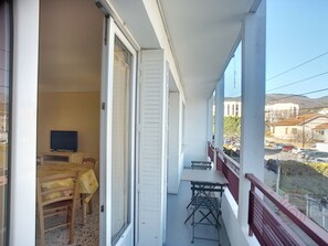 Outdoor dining - 1-bedroom apartment with WiFi, elevator near Thermal Baths (Lamalou-les-Bains)