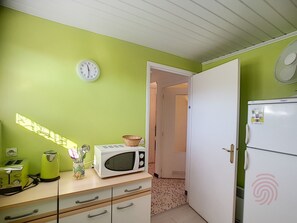 Fridge, microwave, oven, stovetop - 1-bedroom apartment with WiFi, elevator near Thermal Baths (Lamalou-les-Bains)