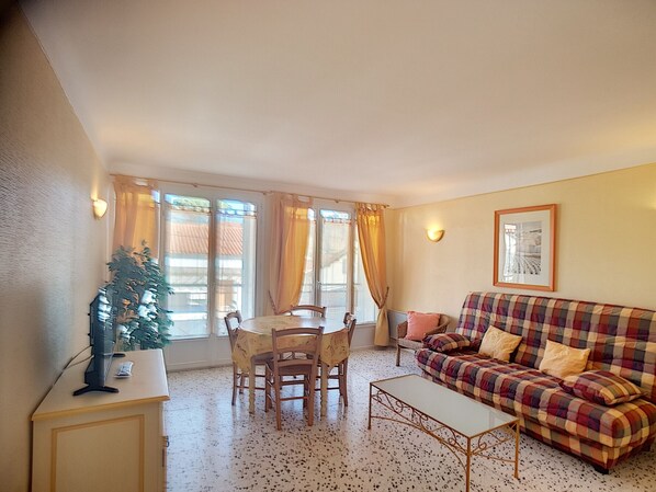 TV - 1-bedroom apartment with WiFi, elevator near Thermal Baths (Lamalou-les-Bains)