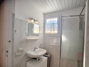 Hair dryer - 1-bedroom apartment with WiFi, elevator near Thermal Baths (Lamalou-les-Bains)