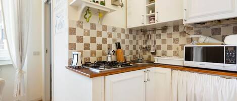 Køleskab, mikrobølgeovn, kogeplade