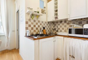 Kühlschrank, Mikrowelle, Herdplatte