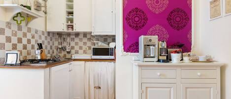 Réfrigérateur, micro-ondes, plaque de cuisson