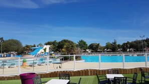 Una piscina techada, una piscina al aire libre