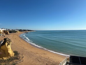 Vlak bij het strand, ligstoelen aan het strand