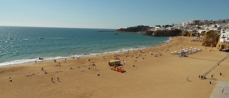 靠近海滩、沙滩椅