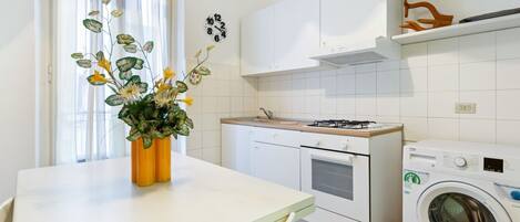 Een microgolfoven, een oven, een kookplaat