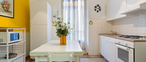 Four Ă micro-ondes, un four, surface de cuisson