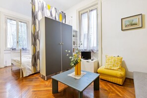 1 chambre, fer et planche à repasser