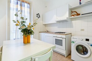 Micro-ondes, four, plaque de cuisson